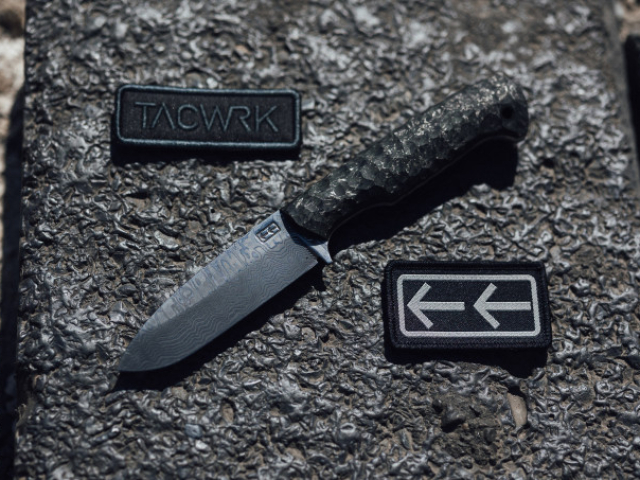 M'Nox Knife mit TACWRK Patches auf Asphalt