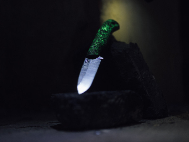 M'Nox Knife im Dunkeln mit leuchtendem Griff