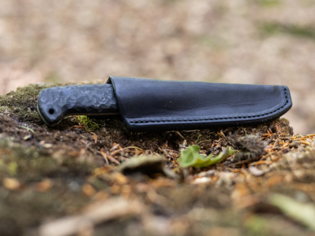 M'Nox Knife mit schwarzer Lederscheide
