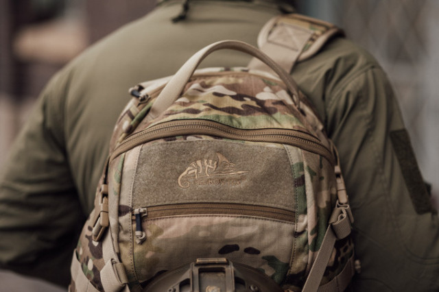 Nahaufnahme eines Helikon-Tex Multicam-Rucksacks in urbaner Umgebung