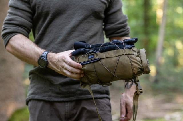 Detailaufnahme einer kompakten Helikon-Tex Foxhole Bag in der Hand gehalten