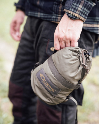 Detailaufnahme: Hand mit Carinthia-Pouch – hochwertige Outdoor-Ausrüstung für modernes Weidwerk.
