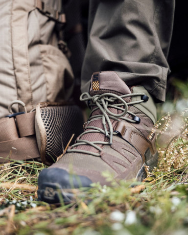 Nahaufnahme eines Salomon-Schuhs in Coyote Brown – zuverlässiger Halt für Pirsch, Revier und Outdoor-Abenteuer.