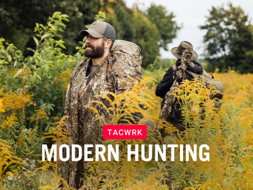Zwei Jäger in moderner, taktischer Tarnkleidung von TACWRK durchqueren ein herbstliches Feld – Symbol für die Verbindung von Tradition, Natur und moderner Ausrüstung in der Modern Hunting Collection.