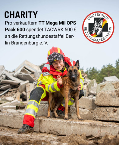 Einsatzkraft mit Rettungshund in Trümmerlandschaft – Charity-Aktion zugunsten der Rettungshundestaffel Berlin-Brandenburg.