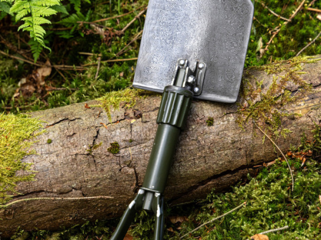 Ehemaliger Bundeswehr-Dreifachspaten als Ausgangsmaterial für das FOSSOR MK1.