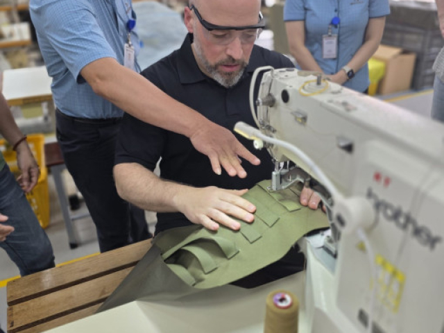 Benno Krewer in der TATONKA Open Factory Benno Krewer bei der Produktion in der TATONKA Open Factory