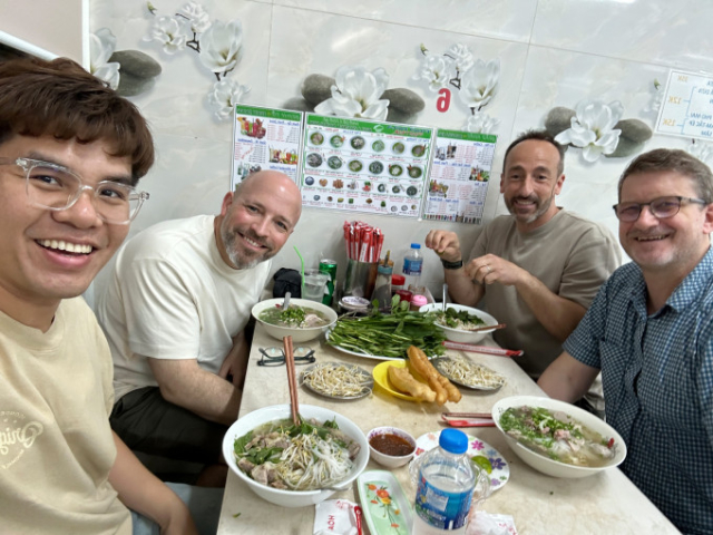 TACWRK Vietnam Reise Gemeinsames Essen während der Vietnam-Reise