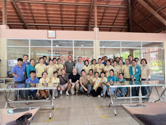 Julius Battenfeld, Benno und Nino in der TATONKA Open Factory Julius Battenfeld, Benno Krewer und Nino mit dem Team der TATONKA Open Factory in Vietnam